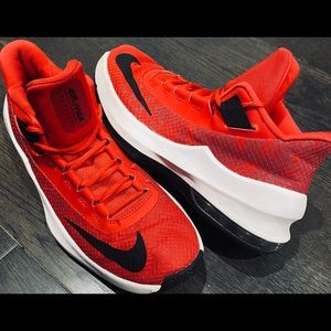 Nike Air Max Infuriate youth basketball shoes